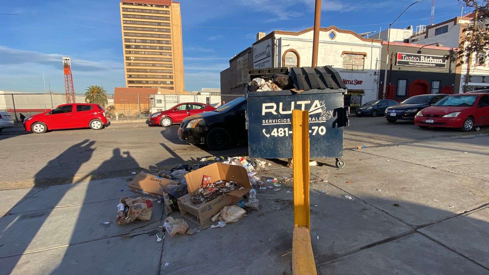 Se desborda la basura en la calle Doblado 