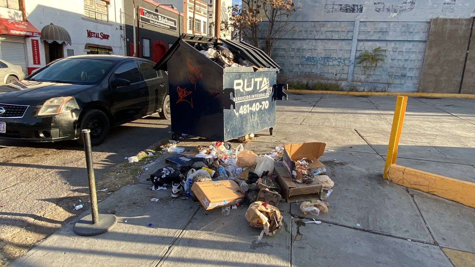Se desborda la basura en la calle Doblado 