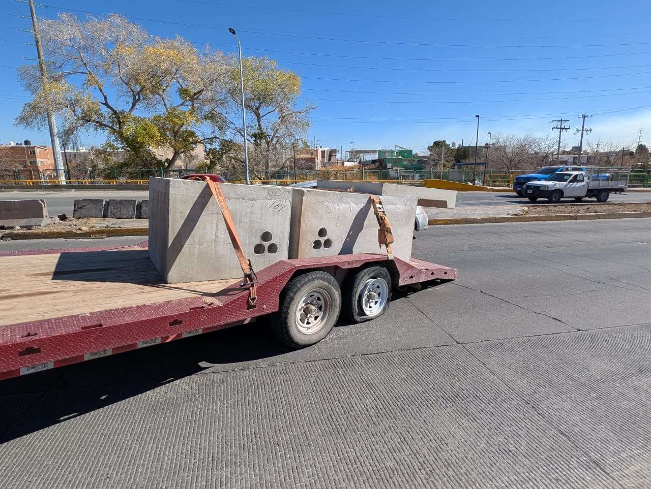 Choca pickup con remolque y provoca caos en La Cantera