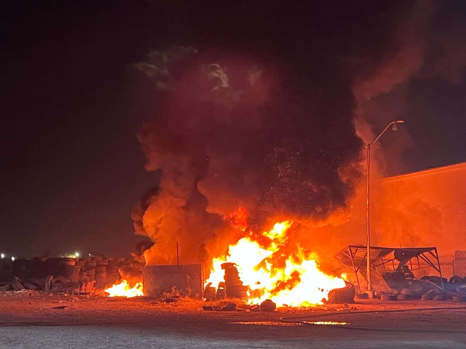 Provocan incendio en desponchadora abandonada sobre Paseo de la Victoria