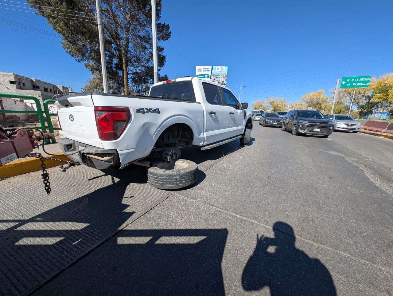 Choca pickup con remolque y provoca caos en La Cantera