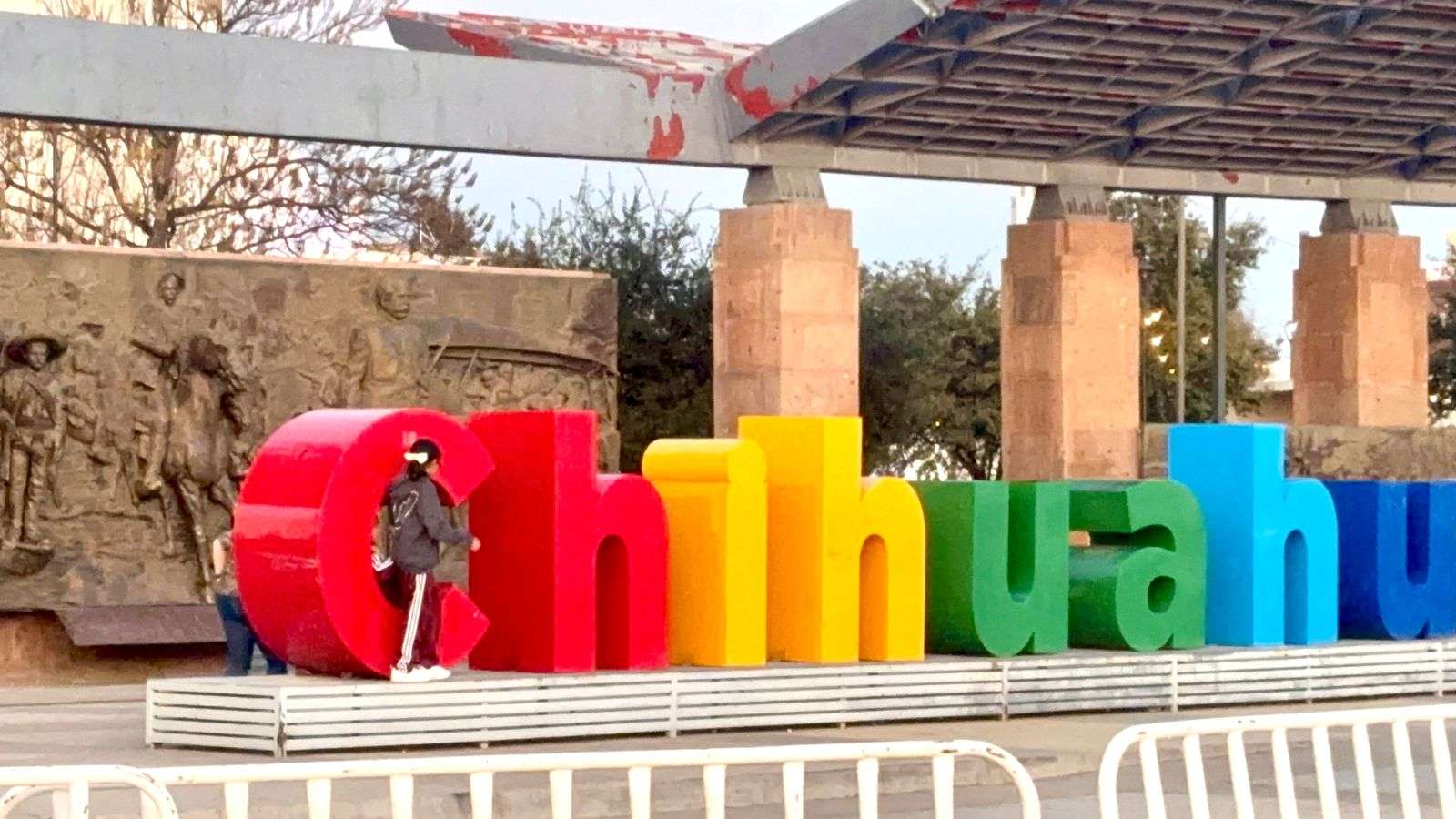 Visitan Chihuahuenses Plaza de la Grandeza