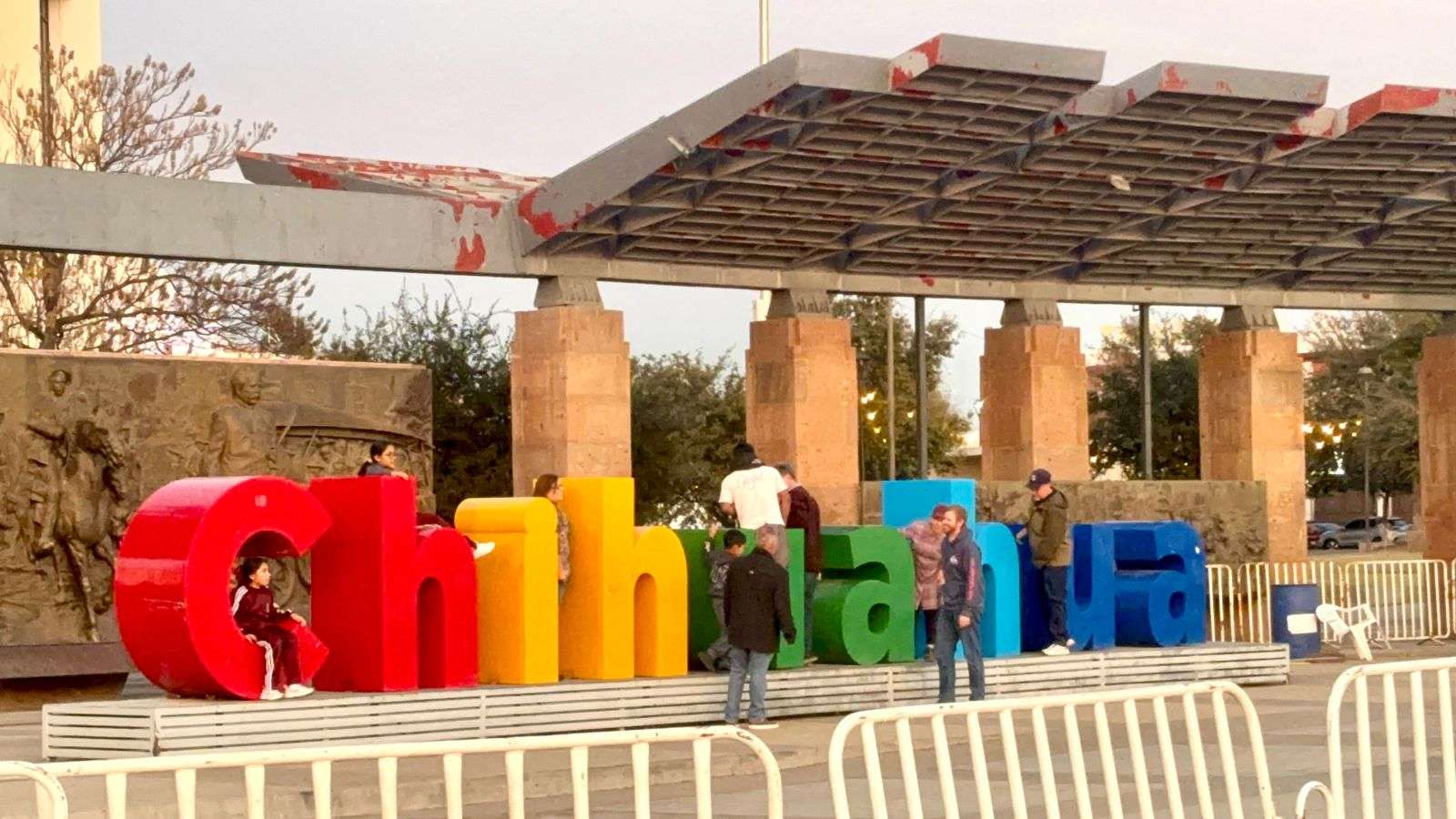 Visitan Chihuahuenses Plaza de la Grandeza