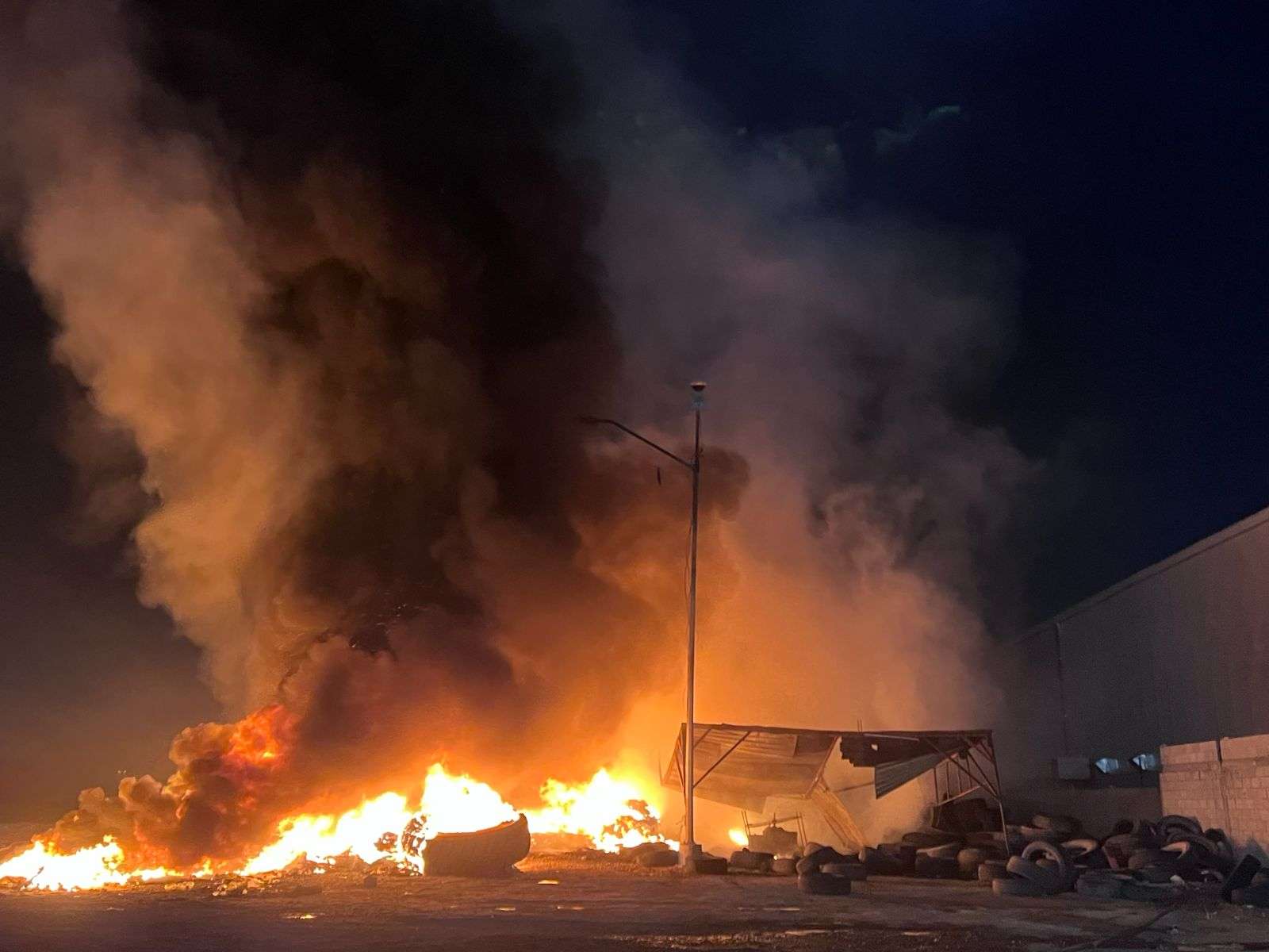 Provocan incendio en desponchadora abandonada sobre Paseo de la Victoria