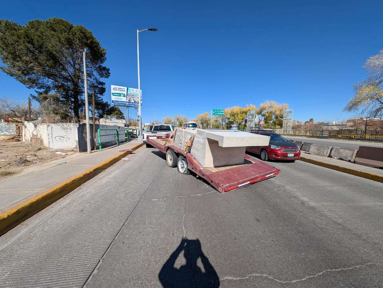 Choca pickup con remolque y provoca caos en La Cantera