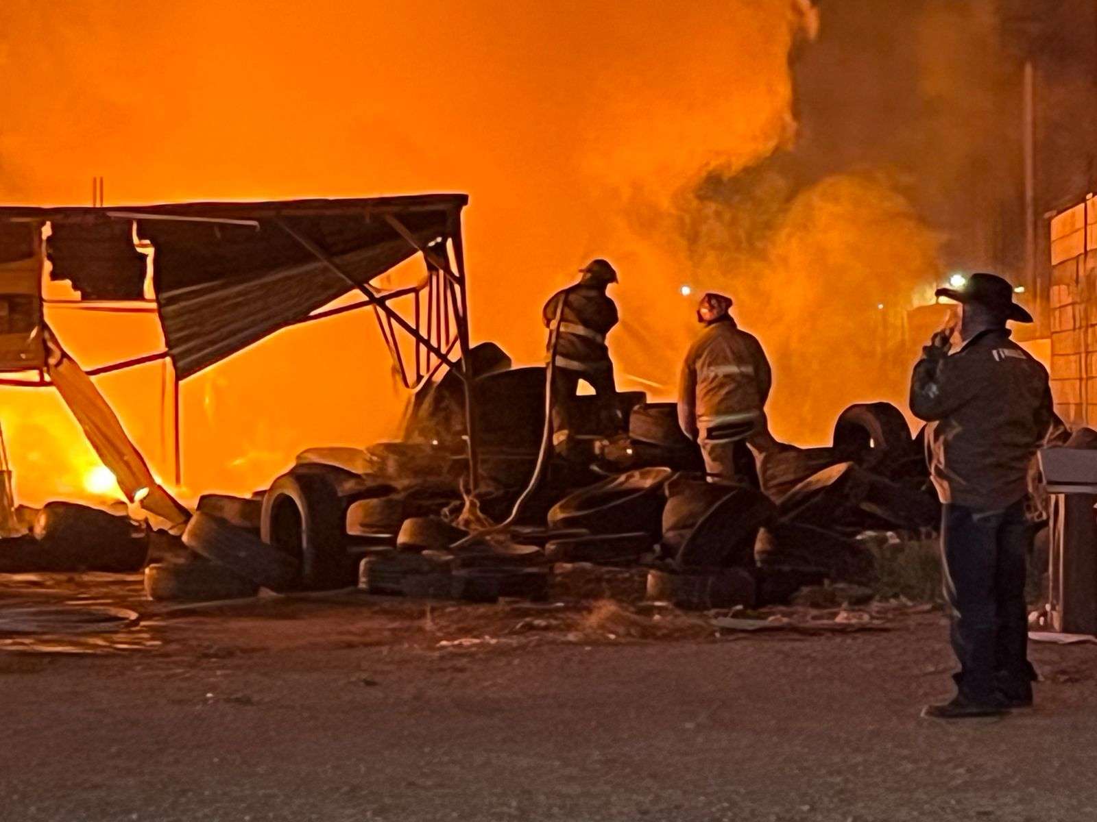 Provocan incendio en desponchadora abandonada sobre Paseo de la Victoria 