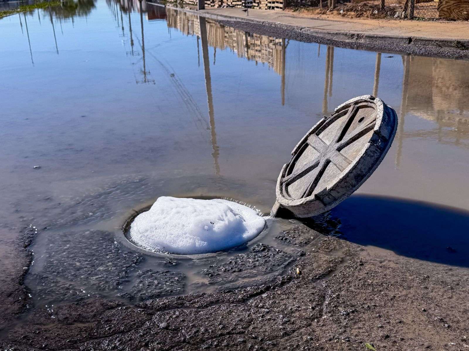 Llaman a evitar tirar grasas y basura al drenaje