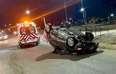 Vuelca conductora en Circuito Universitario 