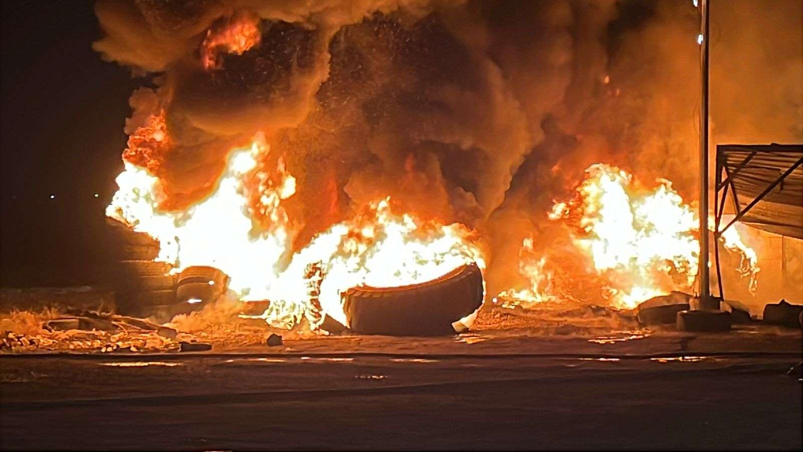 Provocan incendio en desponchadora abandonada sobre Paseo de la Victoria