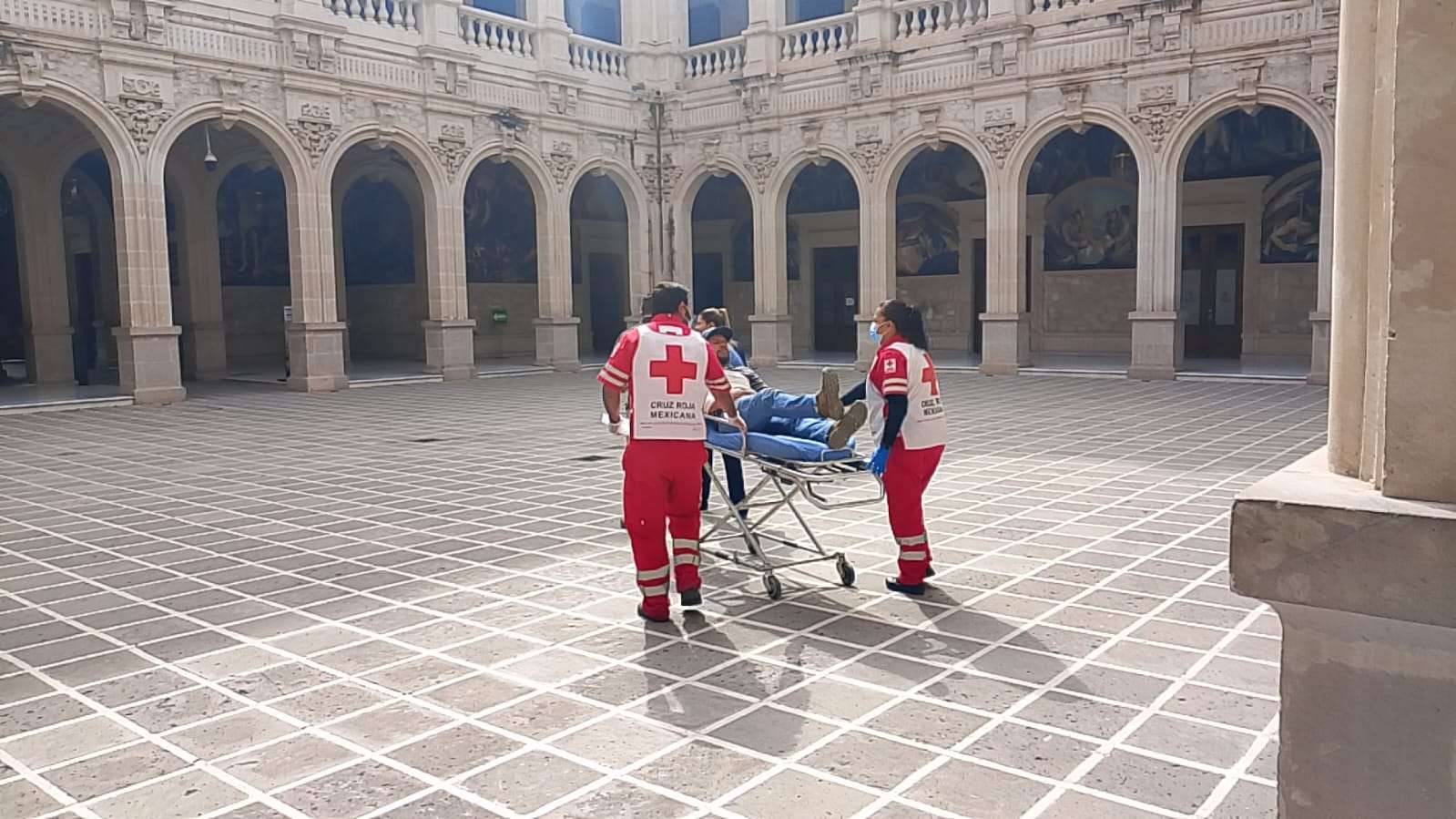 Sufre trabajador lesión en el hombro luego de caída en Palacio 