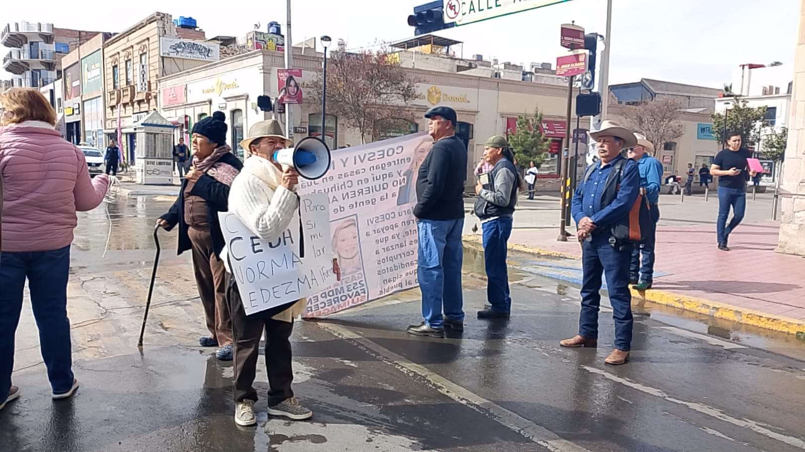 Cierra Vicky Márquez y Dionisia Chaparro la calle Aldama 