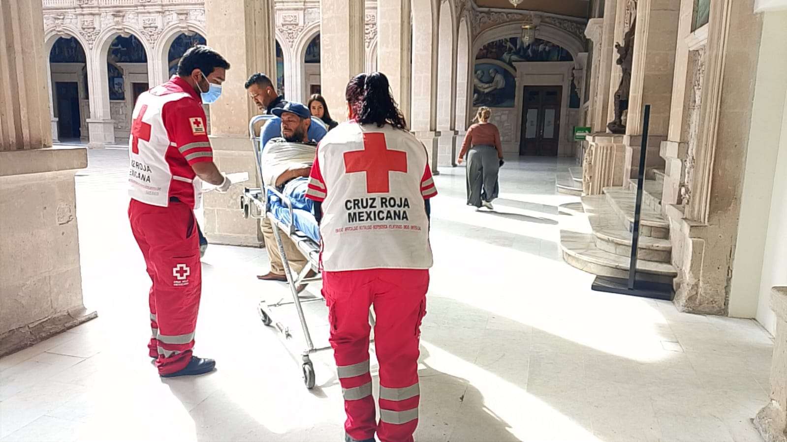 Sufre trabajador lesión en el hombro luego de caída en Palacio 