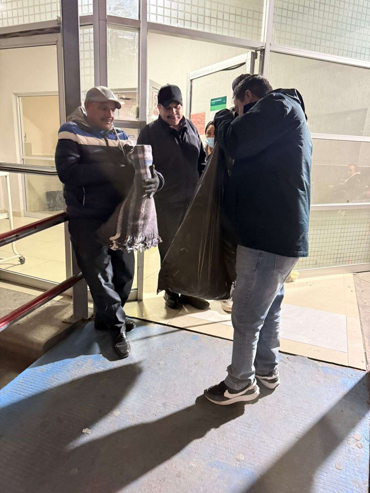 Entregan cobijas a personas que esperan afuera de hospitales