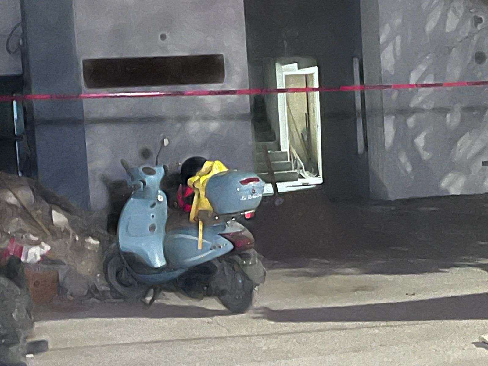 Muere albañil y otro resulta herido tras caída desde segundo piso