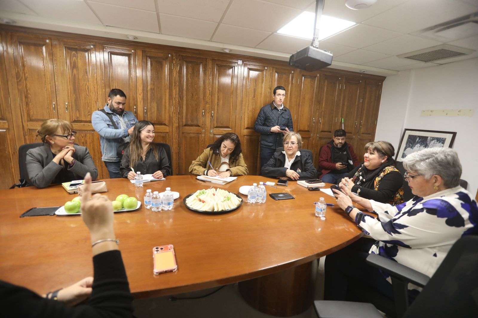 Analizan apoyo económico para mujeres jefas de familia emprendedoras