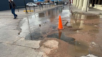 Inunda fuga de aguas negras calles del Centro 