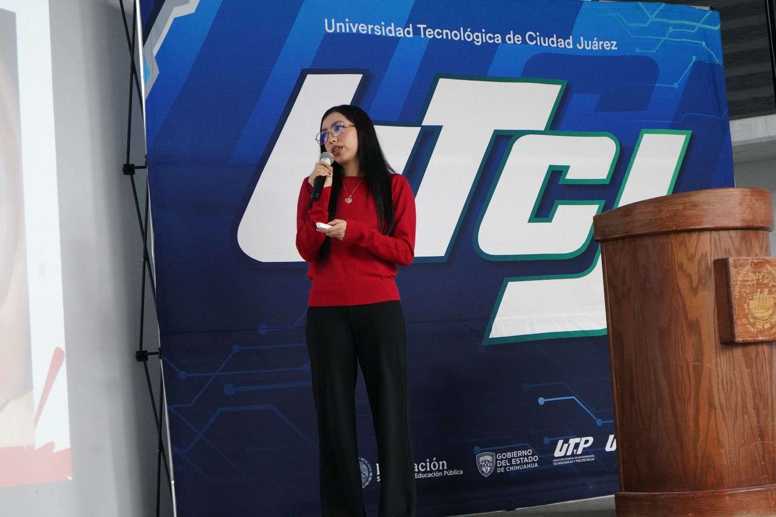 Regresa alumna de UTCJ de Canadá