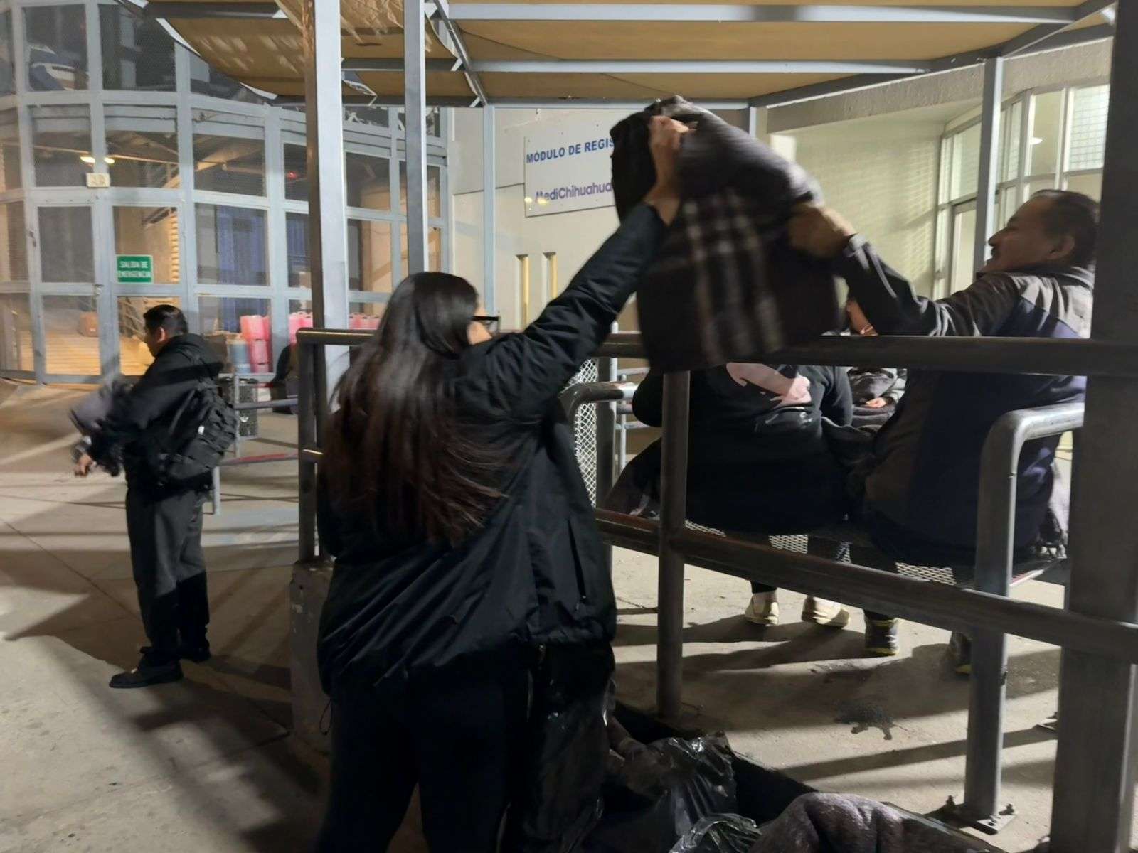 Entregan cobijas a personas que esperan afuera de hospitales