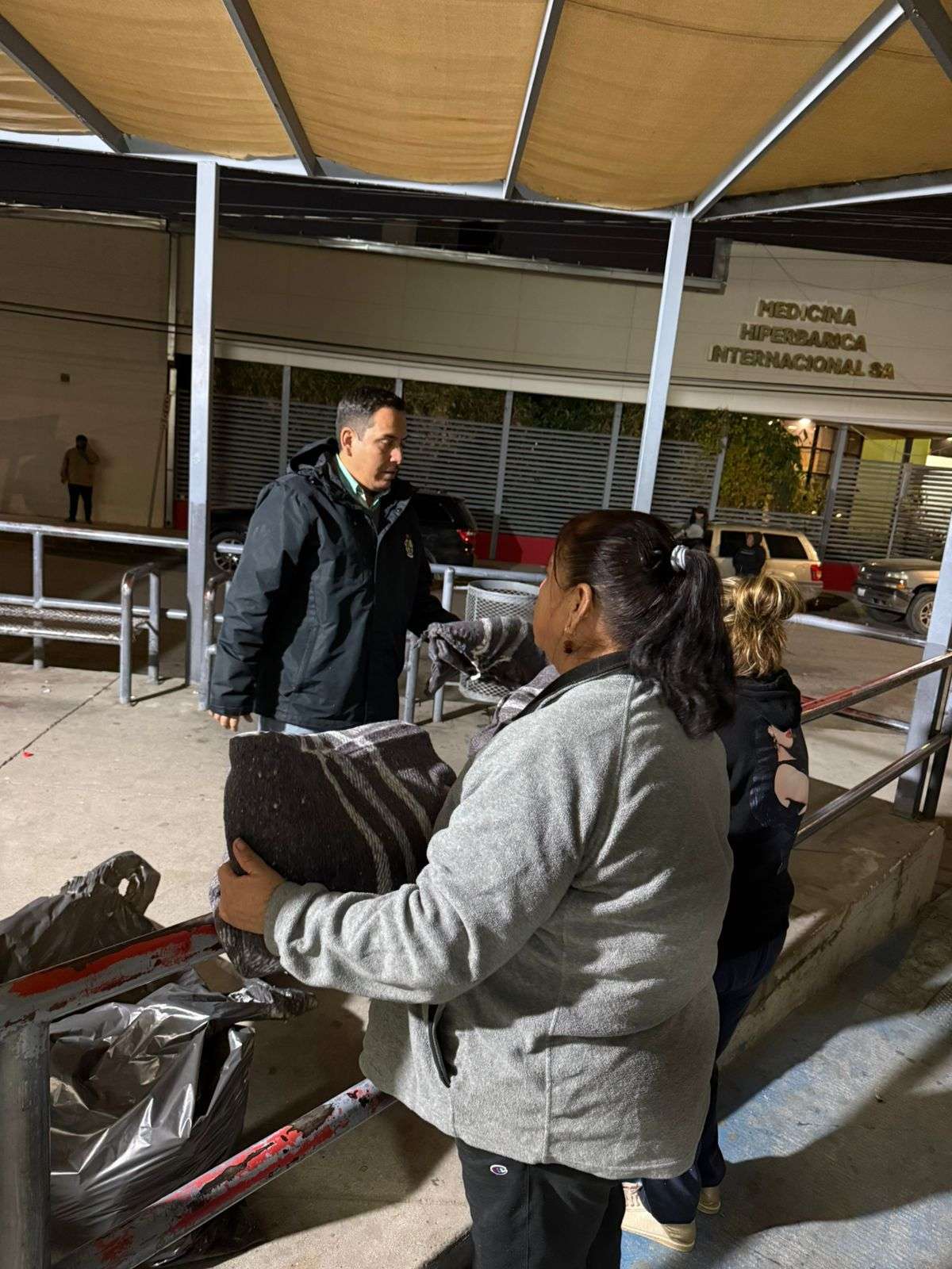 Entregan cobijas a personas que esperan afuera de hospitales