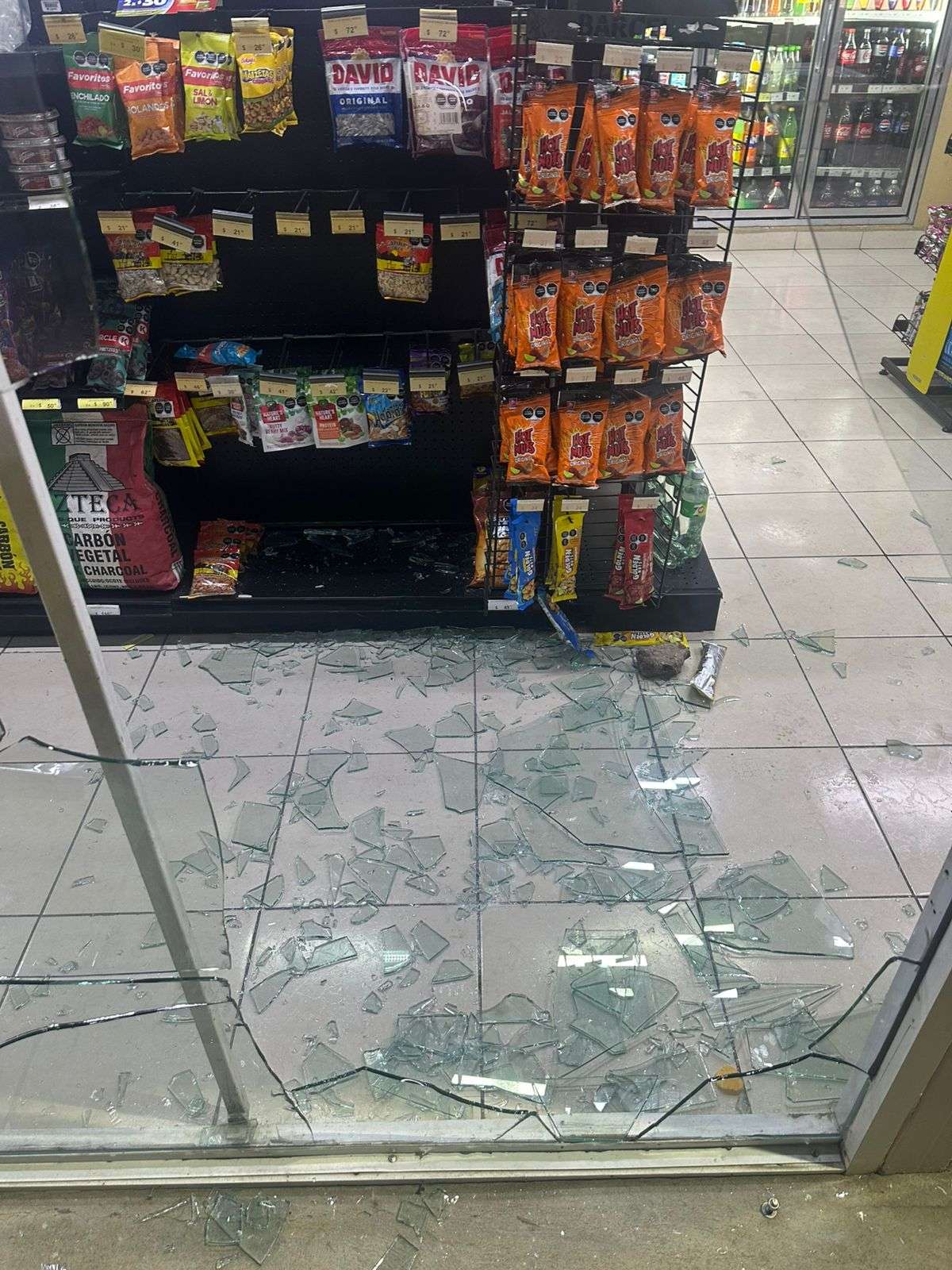 Mujer da cristalazo a comercio en la zona centro