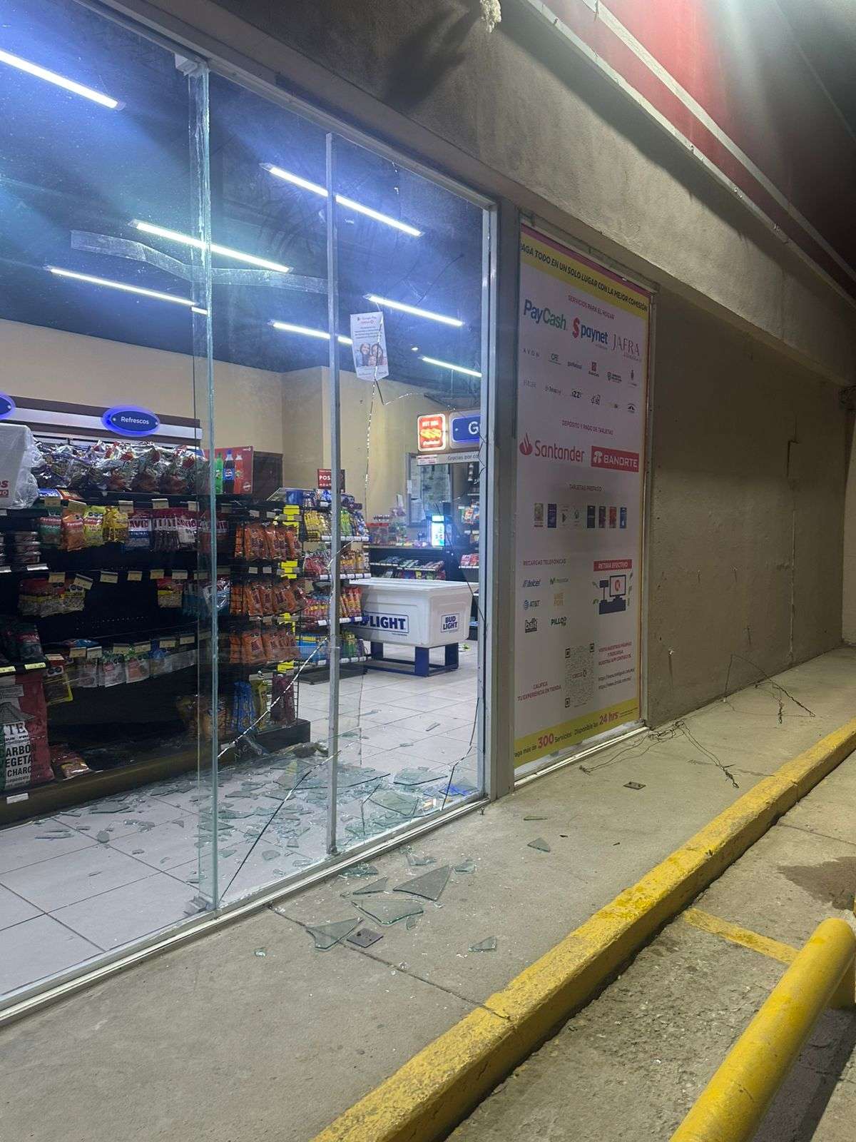 Mujer da cristalazo a comercio en la zona centro