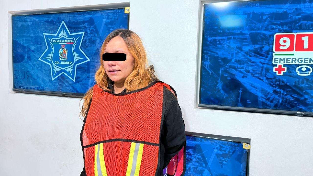 Mujer da cristalazo a comercio en la zona centro