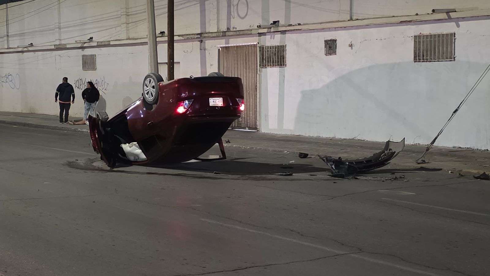 Volcadura en la López Mateos deja dos mujeres lesionadas