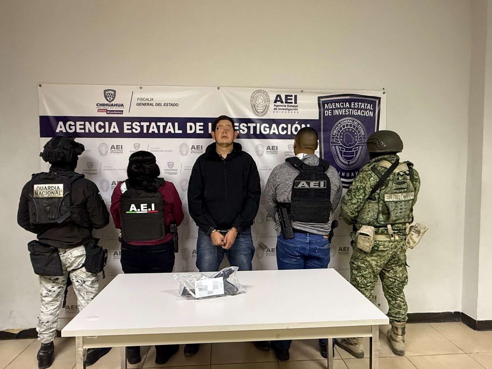 Arrestan a hombre con pistola calibre .45 en Salvarcar