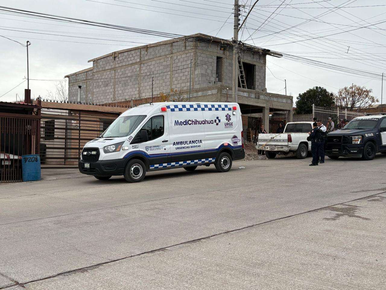 Sufre trabajador descarga eléctrica y caída en colonia Cerro de la Cruz