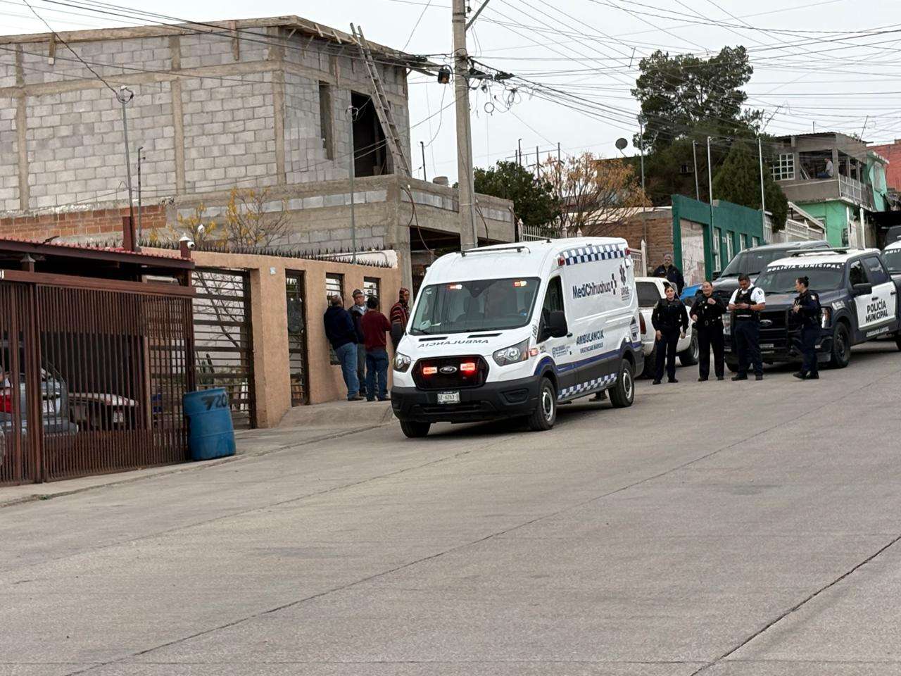 Sufre trabajador descarga eléctrica y caída en colonia Cerro de la Cruz