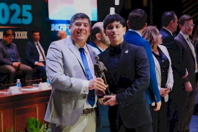 Recibe alumno de la Uach premio Teporaca por excelencia en karate