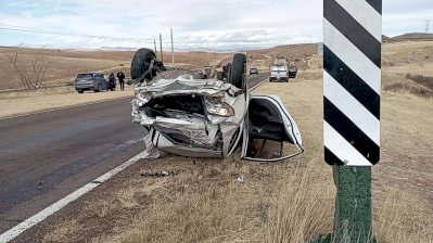 Deja volcadura dos lesionados en carretera a Cuautémoc
