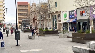 Cae lluvia ligera en el centro de la ciudad