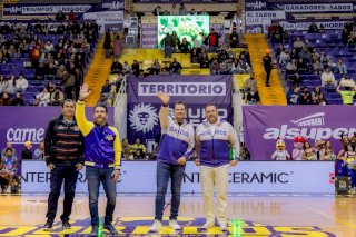 Lanza Marco Bonilla primer tiro en campeonato estatal de basquetbol