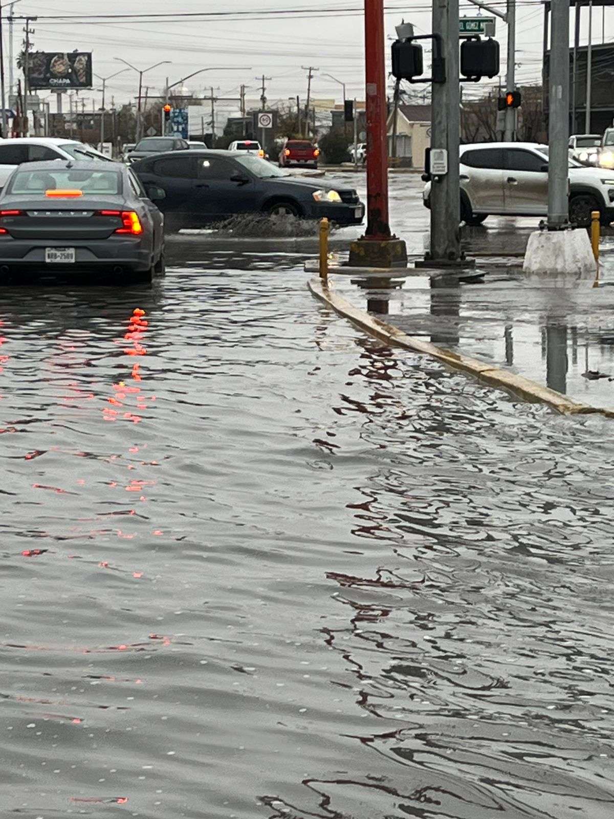 Lluvias persistentes afectan vialidades 