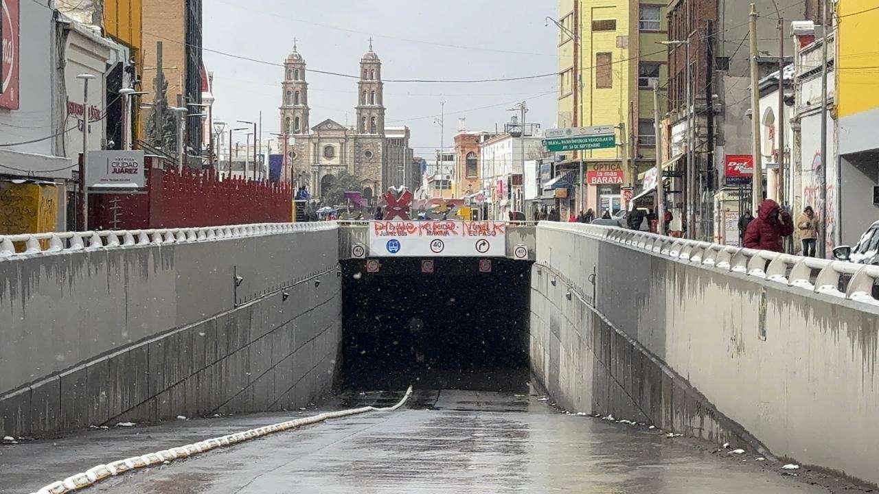 Cierran paso a desnivel de la 16; agentes de vialidad controlan el tráfico