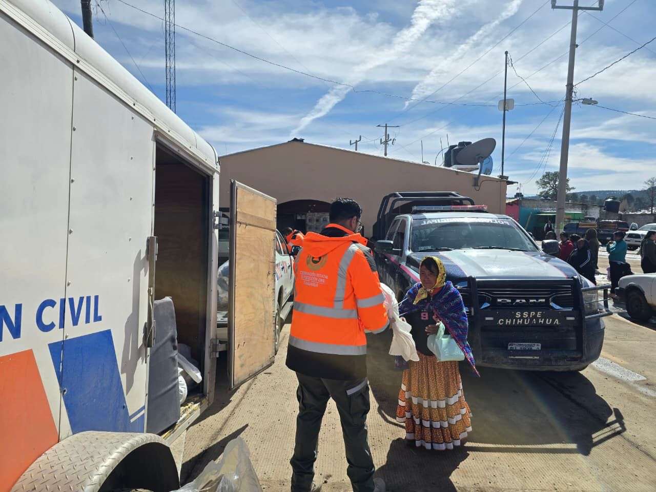 Llevan apoyos a familias de El Vergel afectadas por el frío 