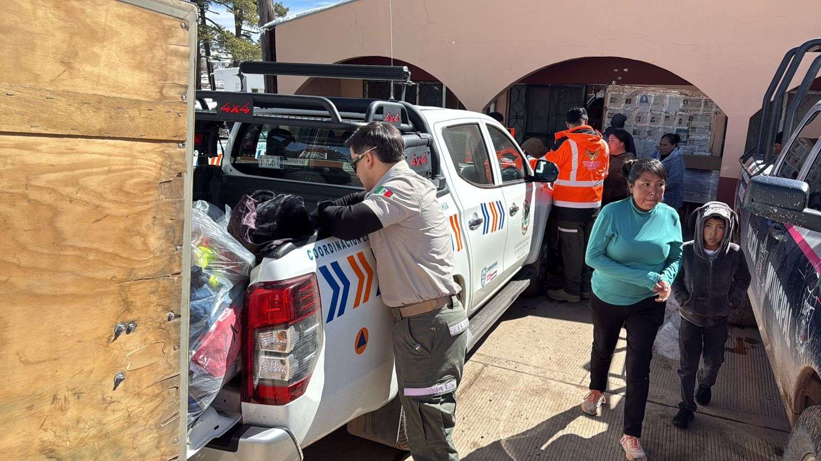 Llevan apoyos a familias de El Vergel afectadas por el frío 