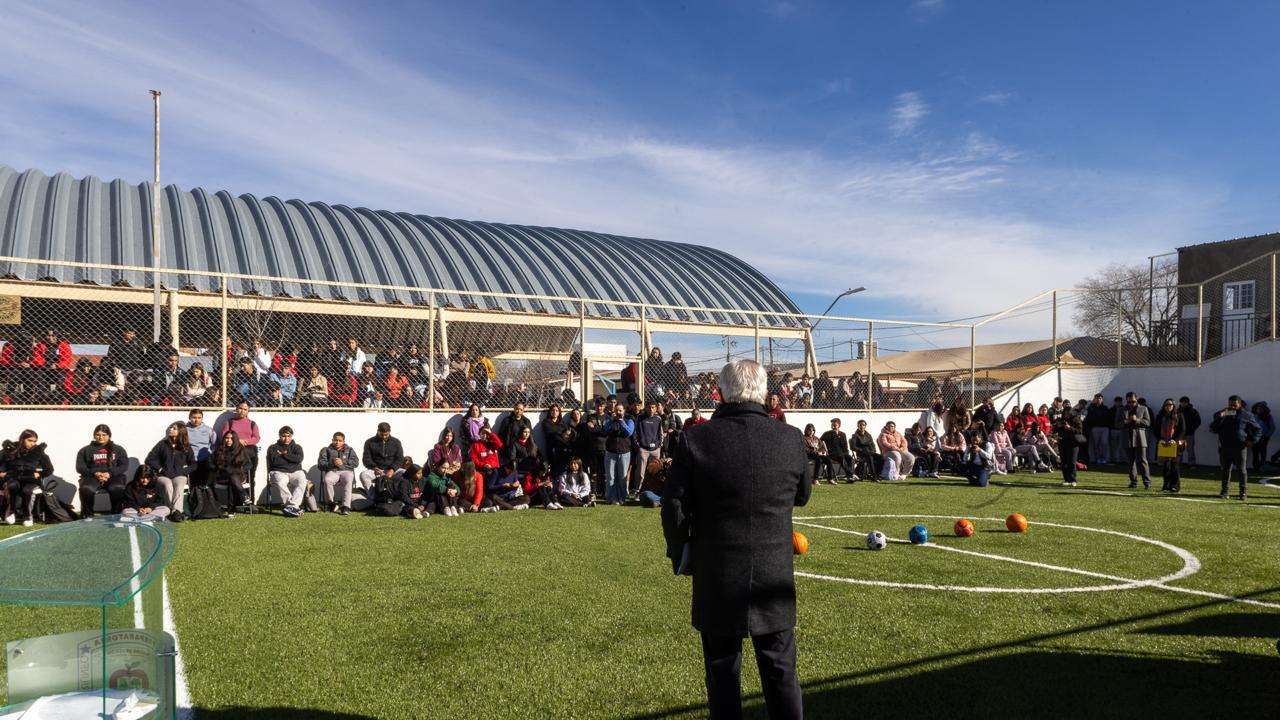 Construyen cancha de futbol en preparatoria de Álvaro Obregón