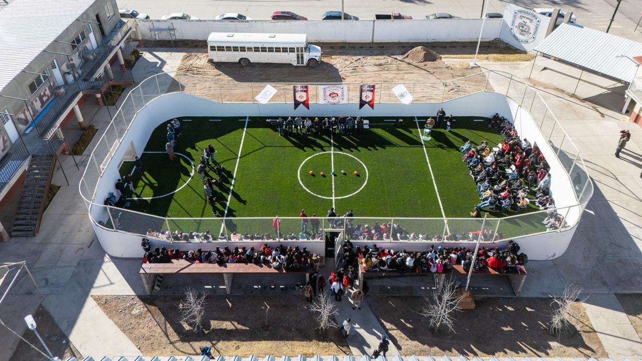 Construyen cancha de futbol en preparatoria de Álvaro Obregón