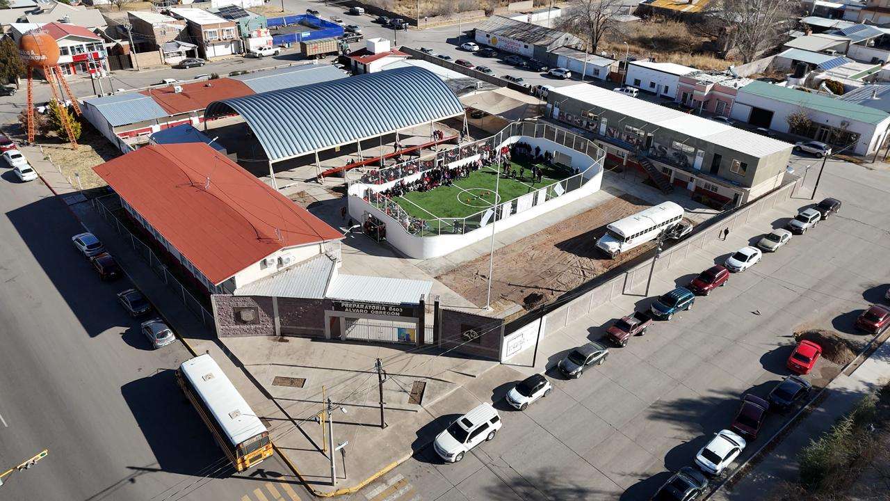Construyen cancha de futbol en preparatoria de Álvaro Obregón