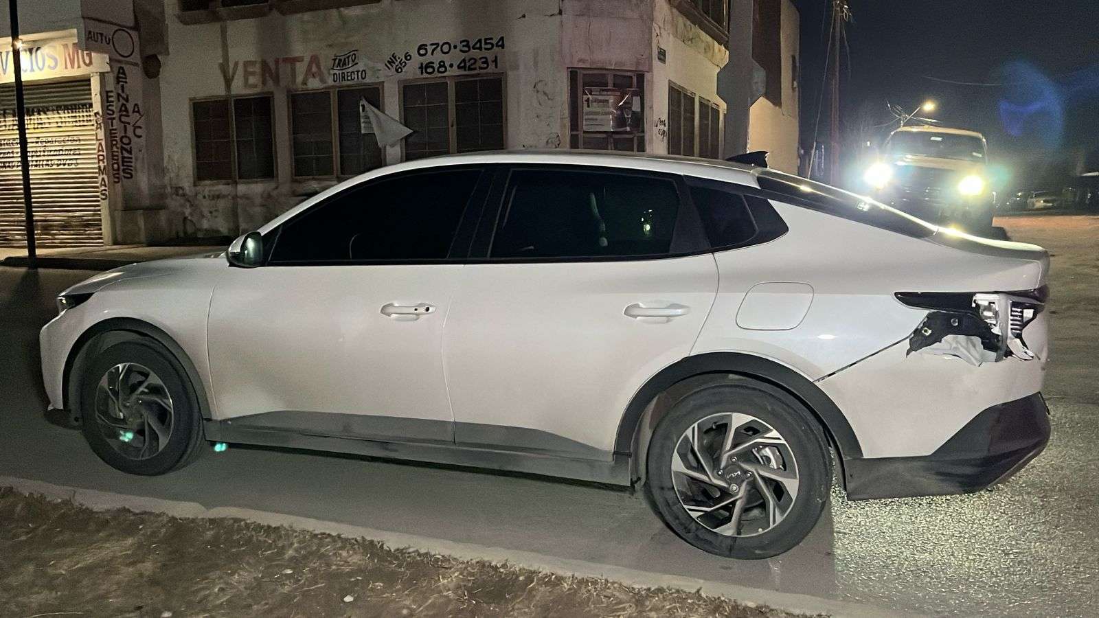 Motociclista cae en socavón tras choque en la Ponciano Arriaga