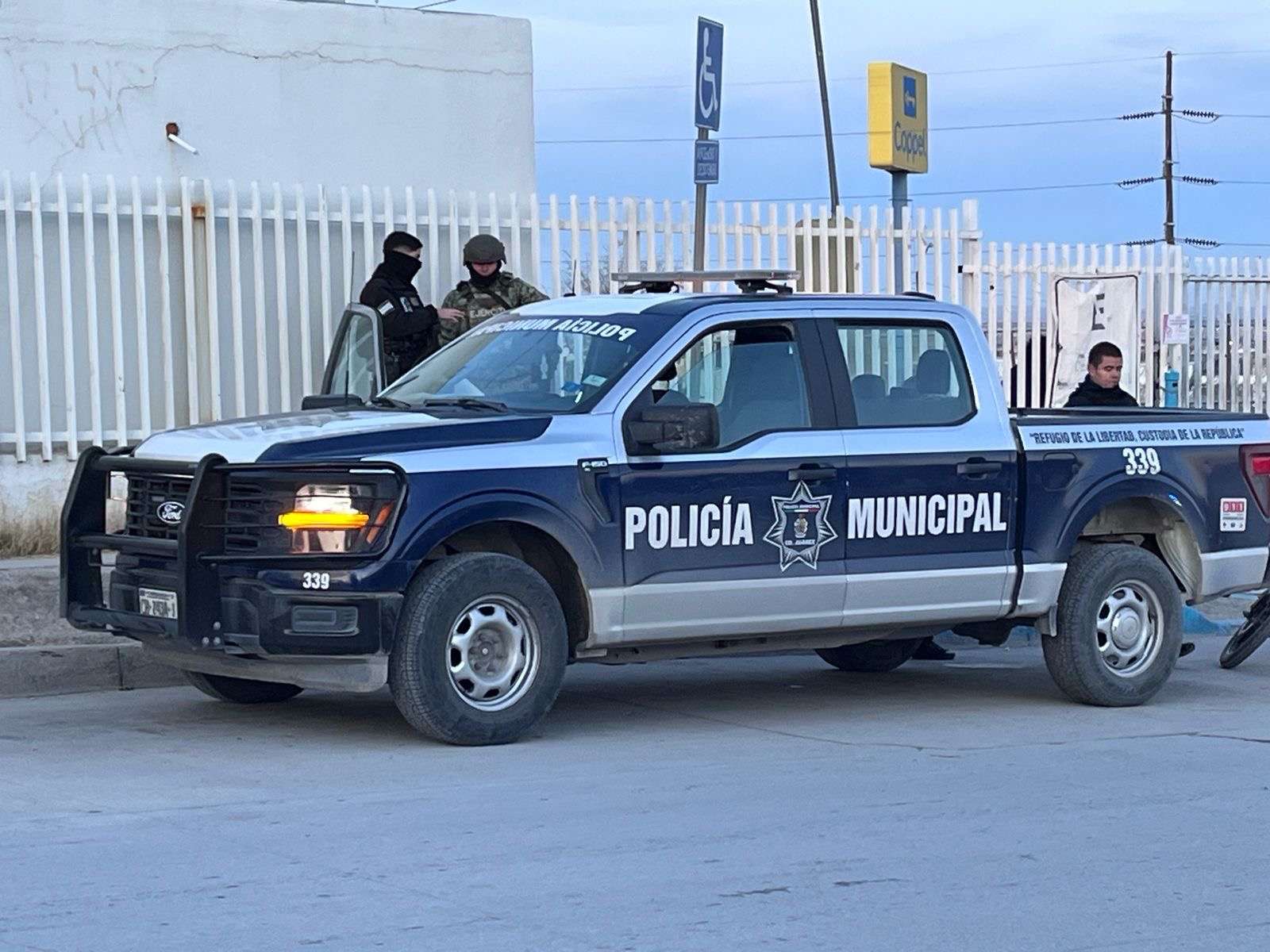 Hieren a hombre a balazos en la  Galeana; viajaba con sus dos hijos