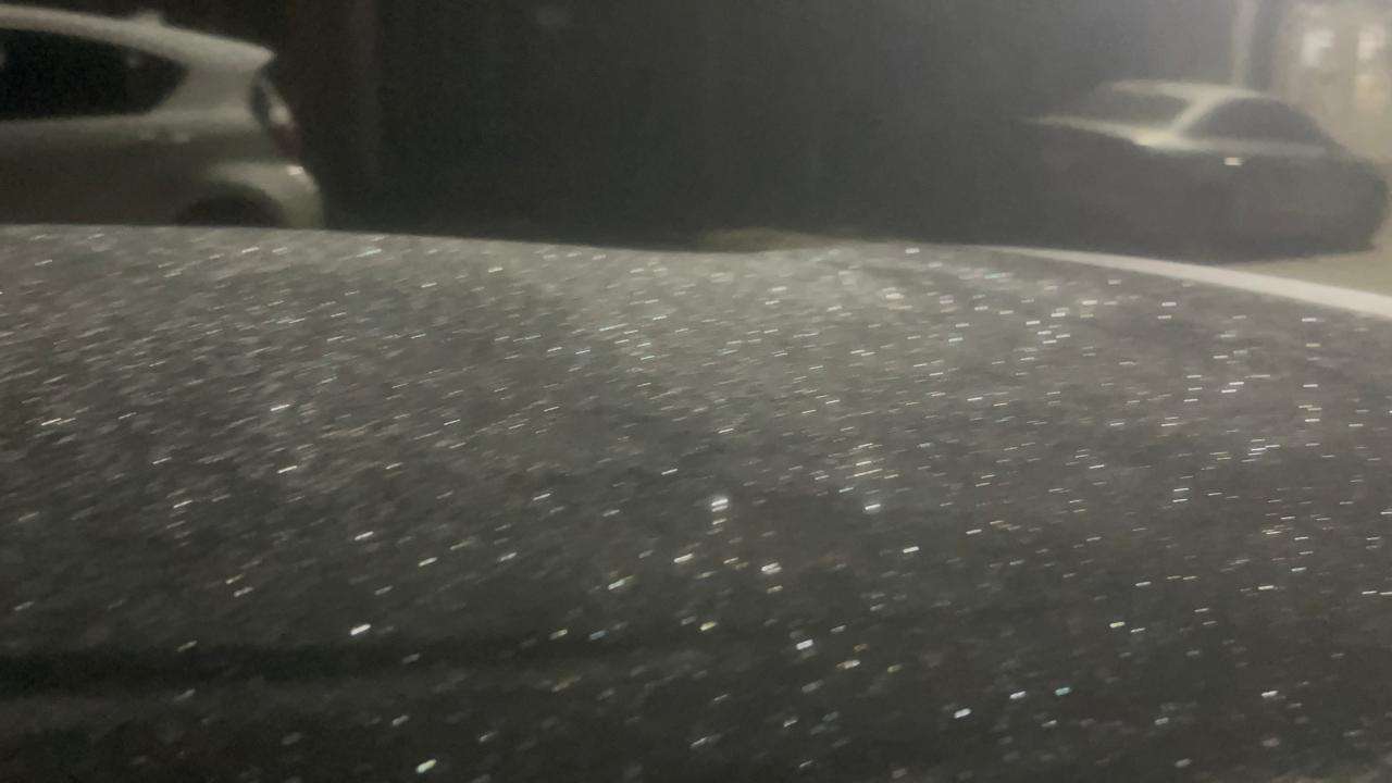 Cubre hielo miles de vehículos por frente frío 