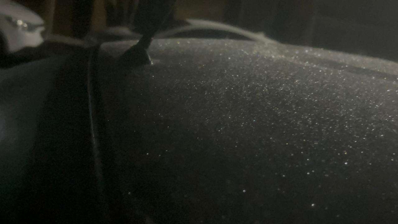 Cubre hielo miles de vehículos por frente frío 
