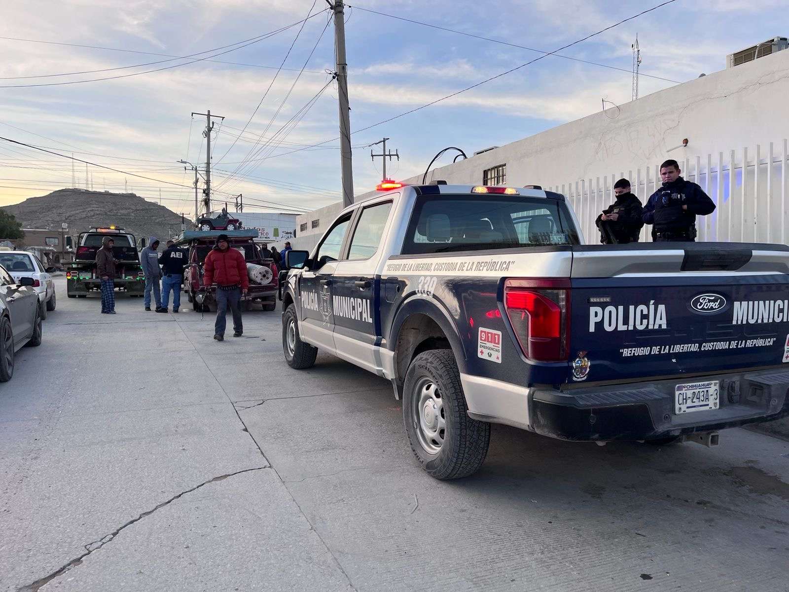 Hieren a hombre a balazos en la  Galeana; viajaba con sus dos hijos