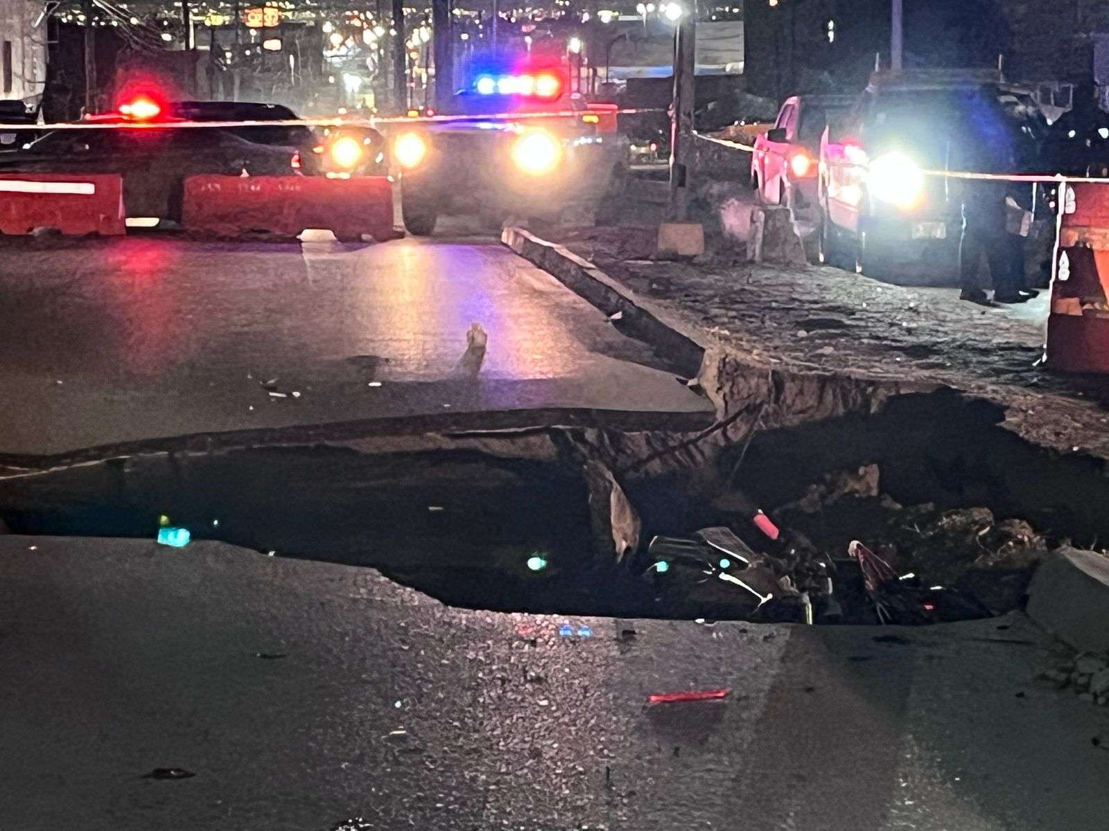 Motociclista cae en socavón tras choque en la Ponciano Arriaga