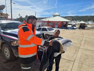 Llevan apoyos a familias de El Vergel afectadas por el frío 