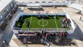 Construyen cancha de futbol en preparatoria de Álvaro Obregón 