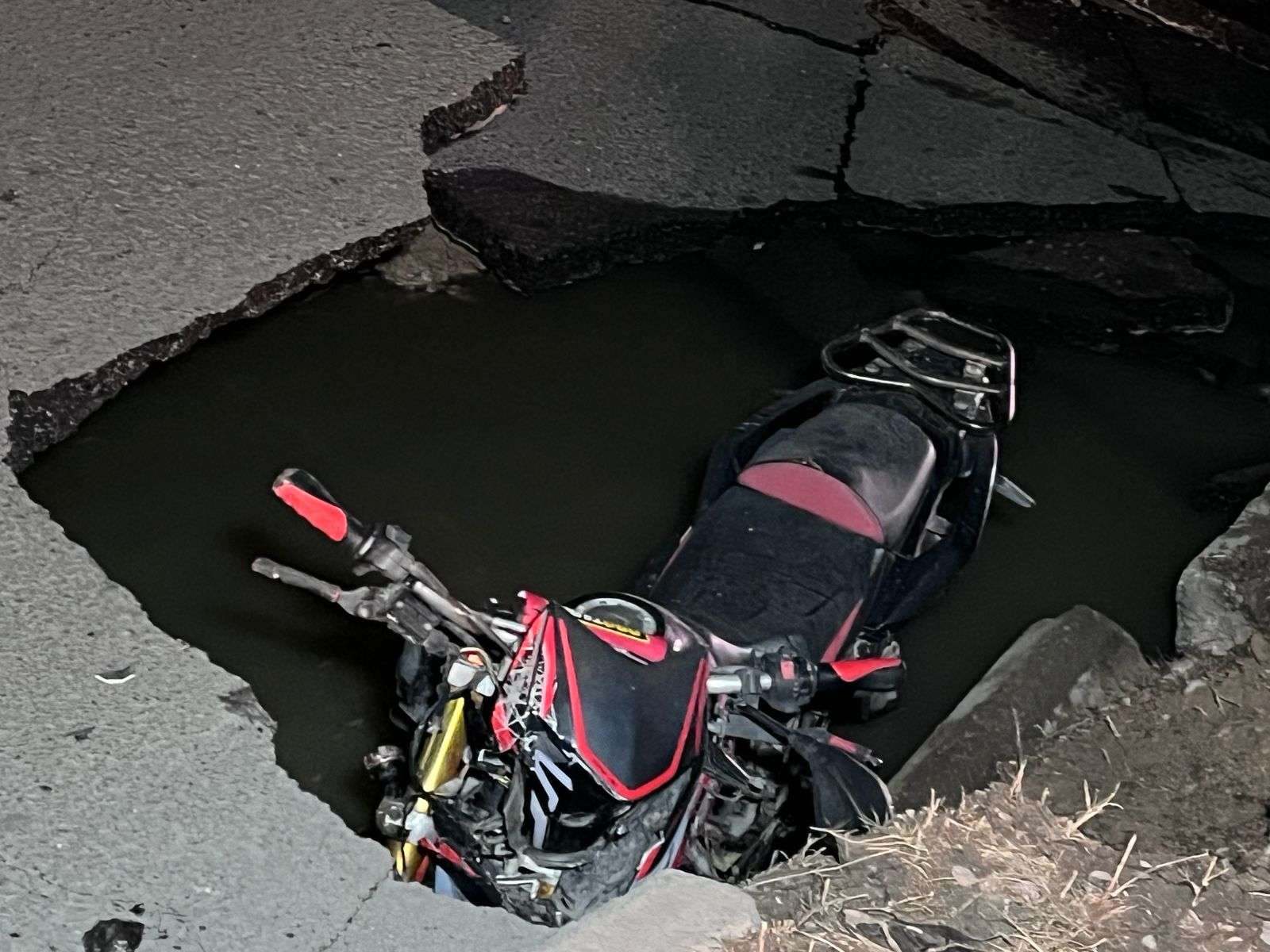 Motociclista cae en socavón tras choque en la Ponciano Arriaga
